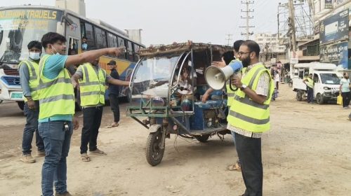 আশুলিয়ায় যানযট নিরসনে ট্রাফিকের দায়িত্বে শ্রমিক দল