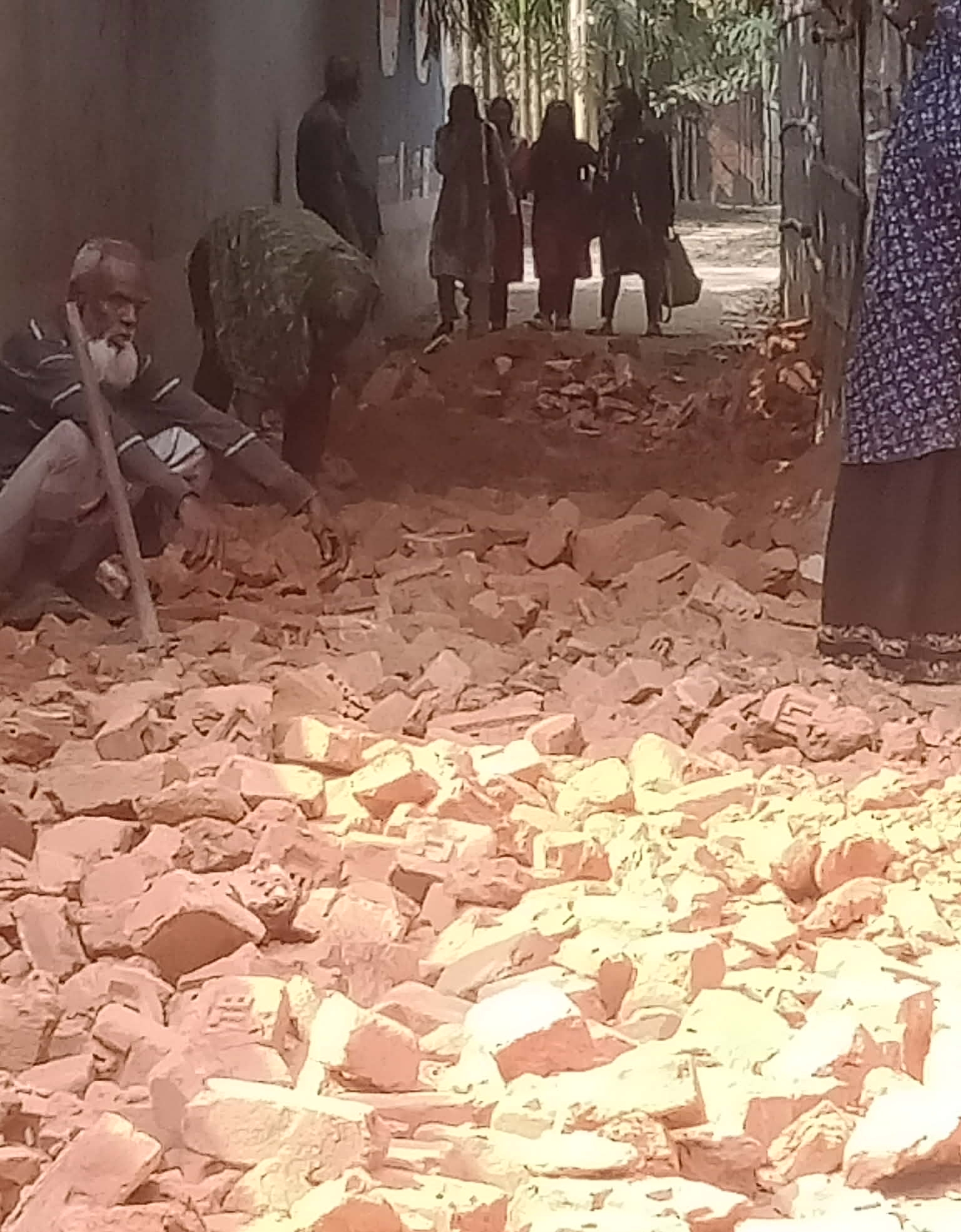 নিজস্ব অর্থায়নে রাস্তা সংস্কার করে কাজ শুরু করলেন কুড়িগ্রাম-১ আসনের এমপি আনোয়ারুল ইসলাম