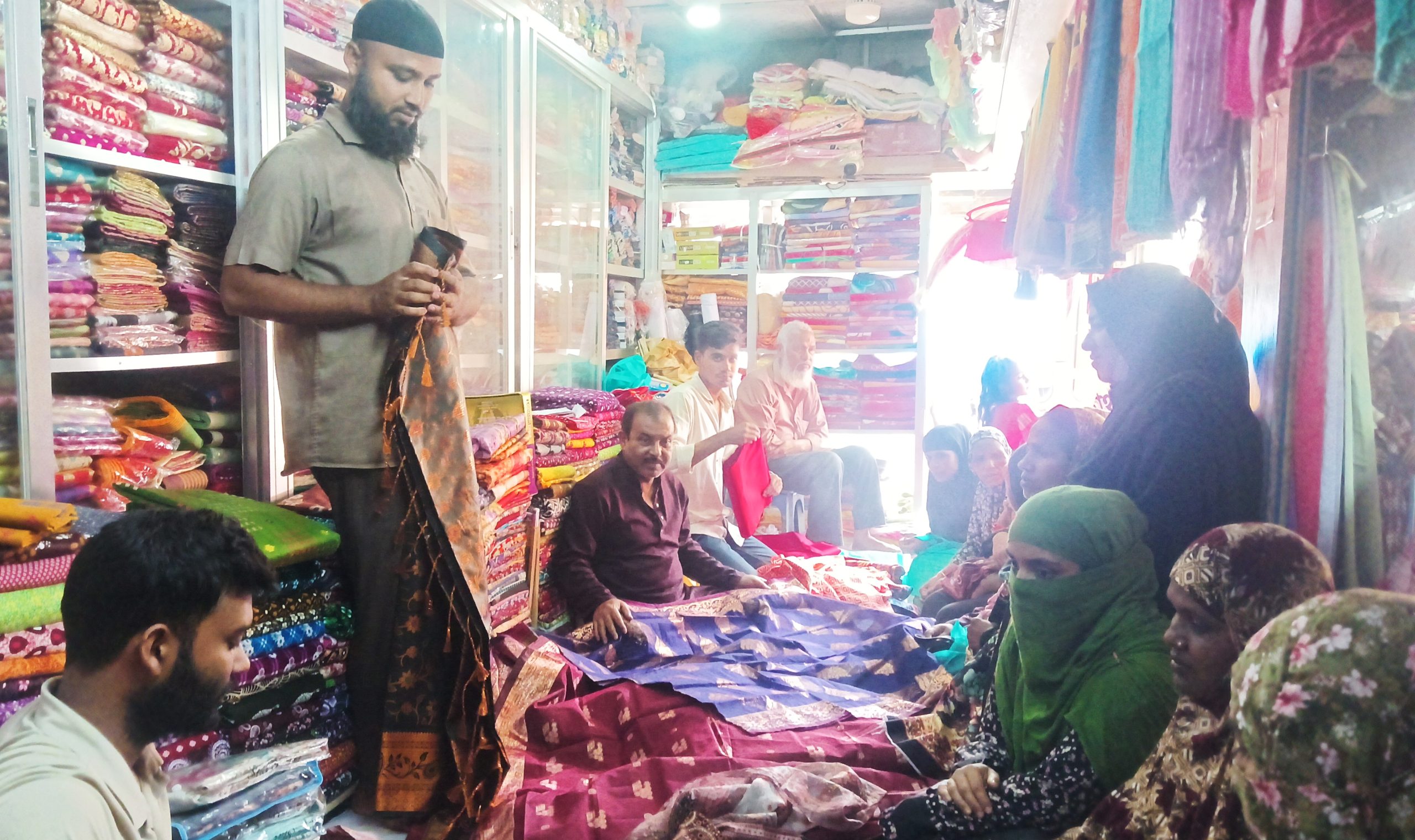 উলিপুরে বিপণিবিতানে ক্রেতার উপচে পড়া ভীড়, নারী ক্রেতার উপস্থিতি চোখে পড়ার মত