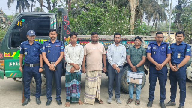 বাঁশখালীতে অবৈধ বালু-মাটি উত্তোলনে তিনজনকে জরিমানা