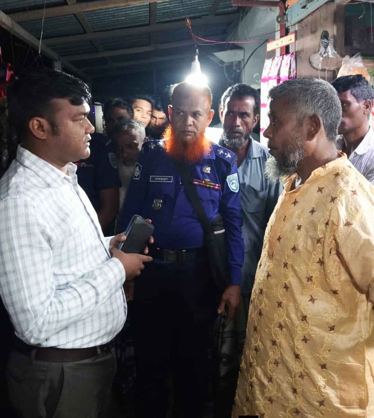 উলিপুরে লাইসেন্স বিহীন দোকানে বেশি দামে ডিজেল বিক্রির দায়ে জরিমানা