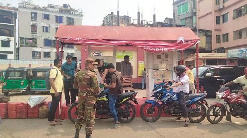 রাঙামাটিতে সেনাবাহিনীর সহযোগিতায় দেওয়া হচ্ছে জ্বালানী তেল, তবে সংকট এখনো কাটেনি