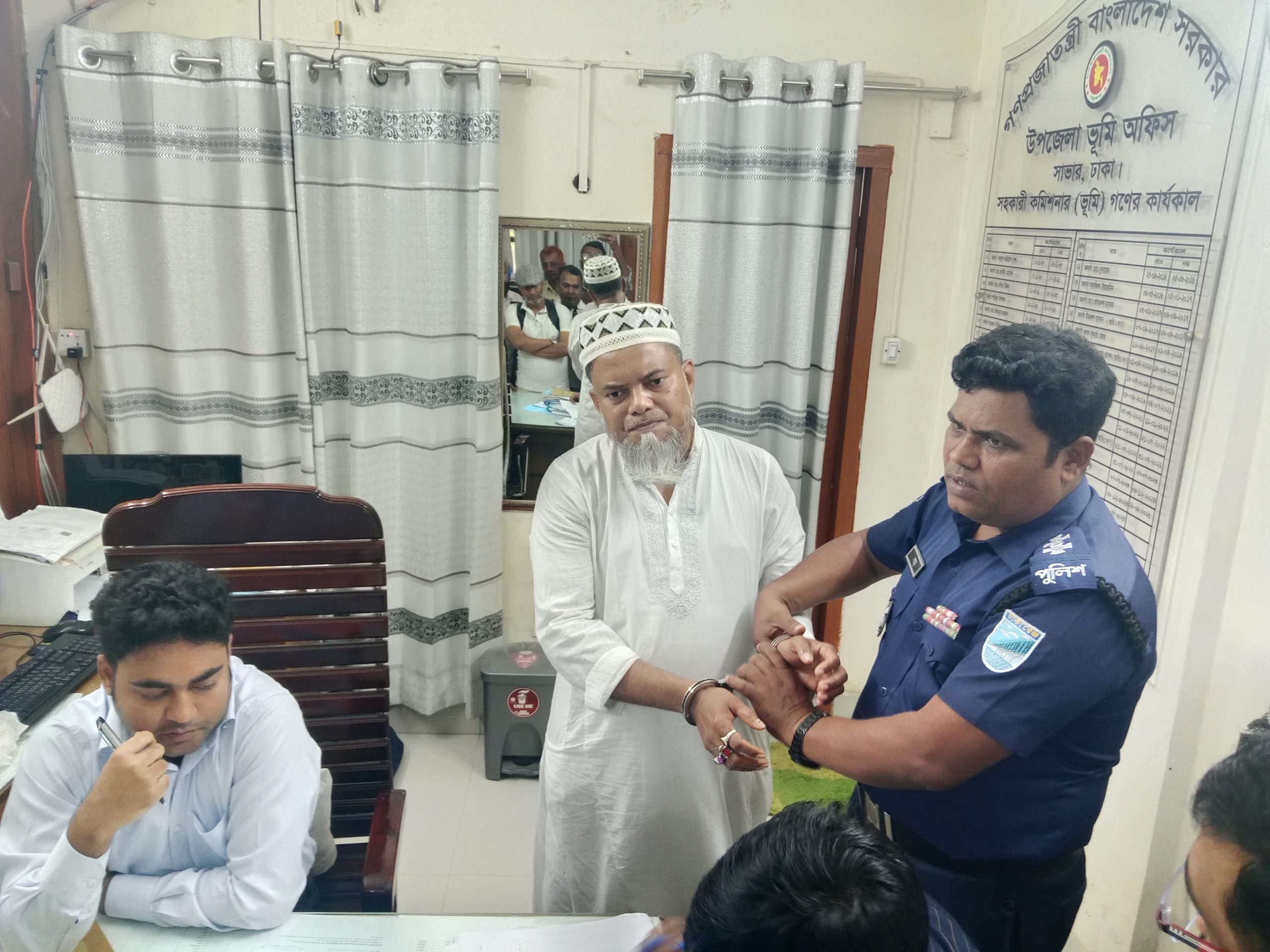 সাভারে মৃত ব্যক্তিকে জীবিত সাজিয়ে জালিয়াতি, এক ব্যক্তি কারাগারে