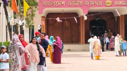 জাতীয় জাদুঘরে দর্শনার্থীদের ভিড়, বেশিরভাগই শিশু-কিশোর