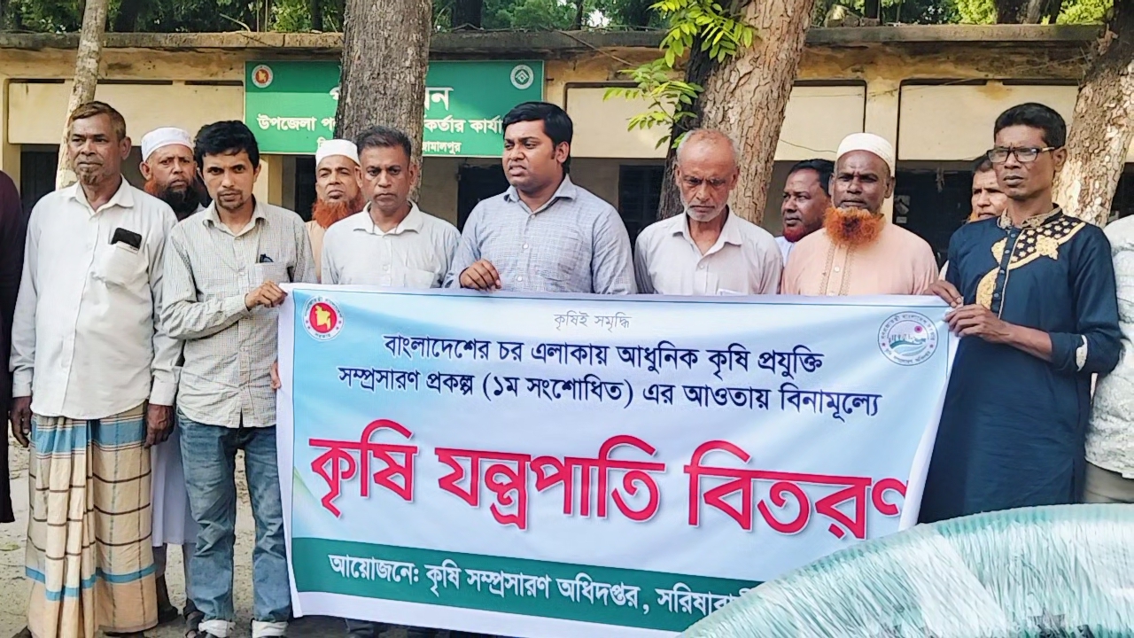 চরাঞ্চলে কৃষিতে গতি আনতে সরিষাবাড়ীতে সেচ সরঞ্জাম বিতরণ