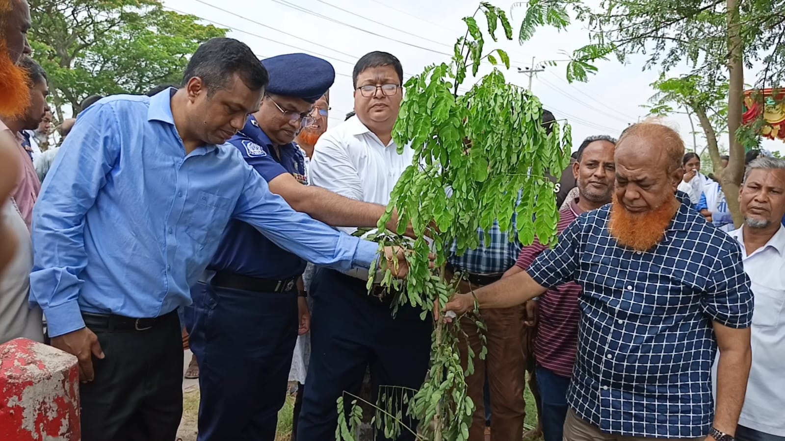 বাগেরহাটে সড়ক বিভাগের বৃক্ষরোপণ কার্যক্রমের উদ্বোধন