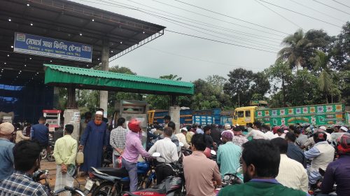 ভুরুঙ্গামারীতে শাহা ফিলিং স্টেশনে জ্বালানি বিতরণে ব্যাপক অনিয়মের অভিযোগ, ভোক্তাদের মাঝে উত্তেজনা