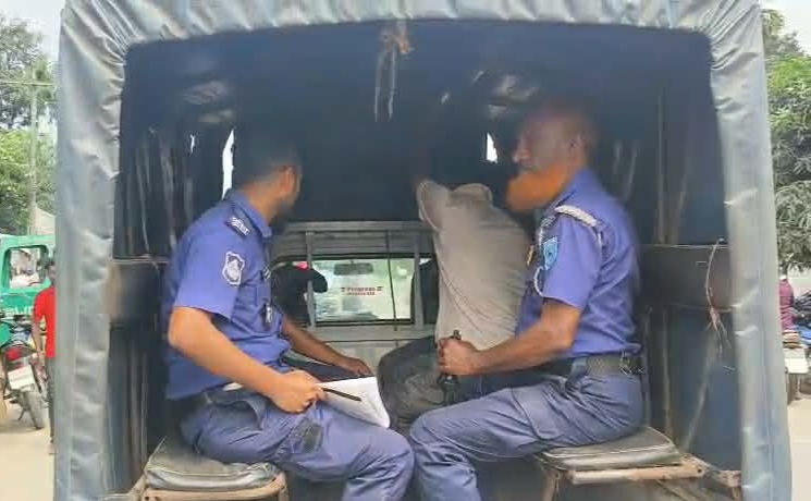 ভূরুঙ্গামারীতে তেল সংকটে উত্তেজনা, পুলিশের উপর চড়াও হয়ে আটক ২ বাইকার