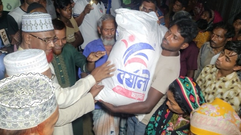 ডোমারে অগ্নিকান্ডের ঘটনাস্থল পরিদর্শনে এমপি আব্দুস সাত্তার