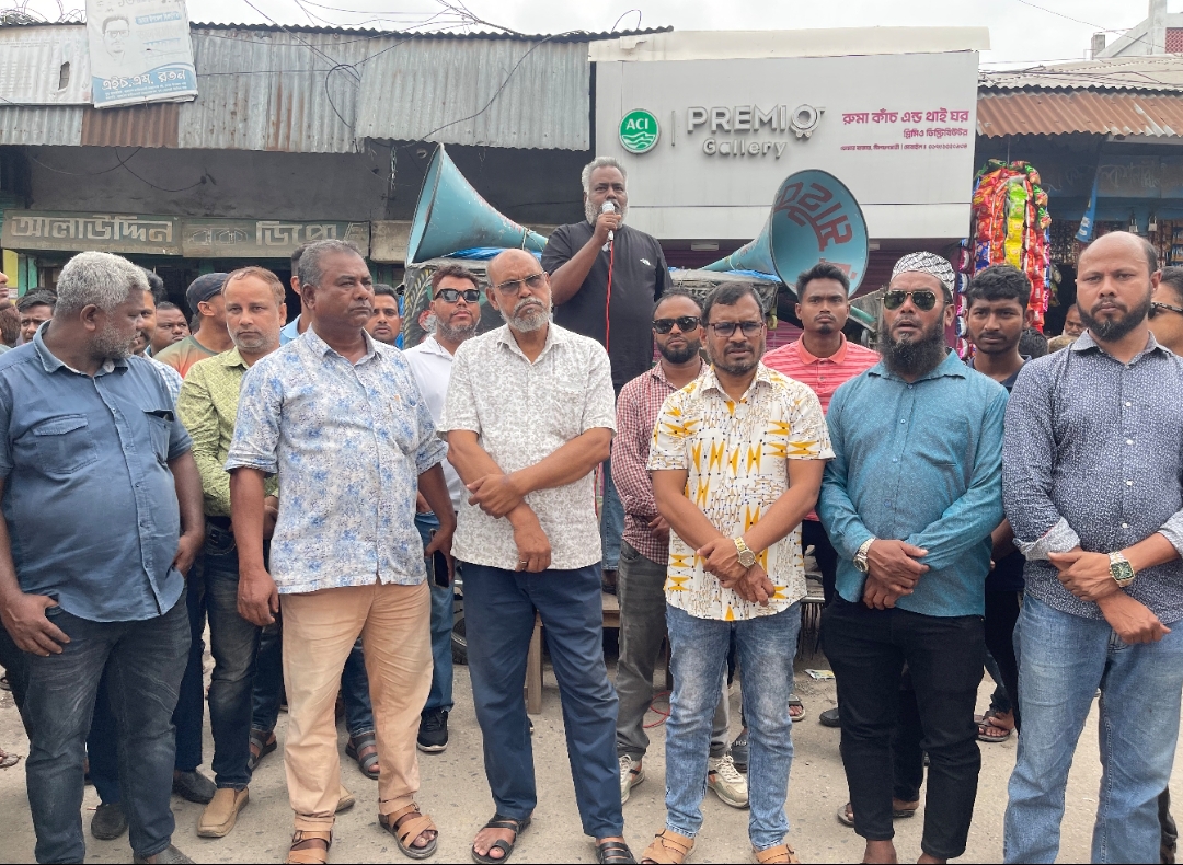 ডোমারে চাঁদা দাবী ও হামলার প্রতিবাদে মানববন্ধন