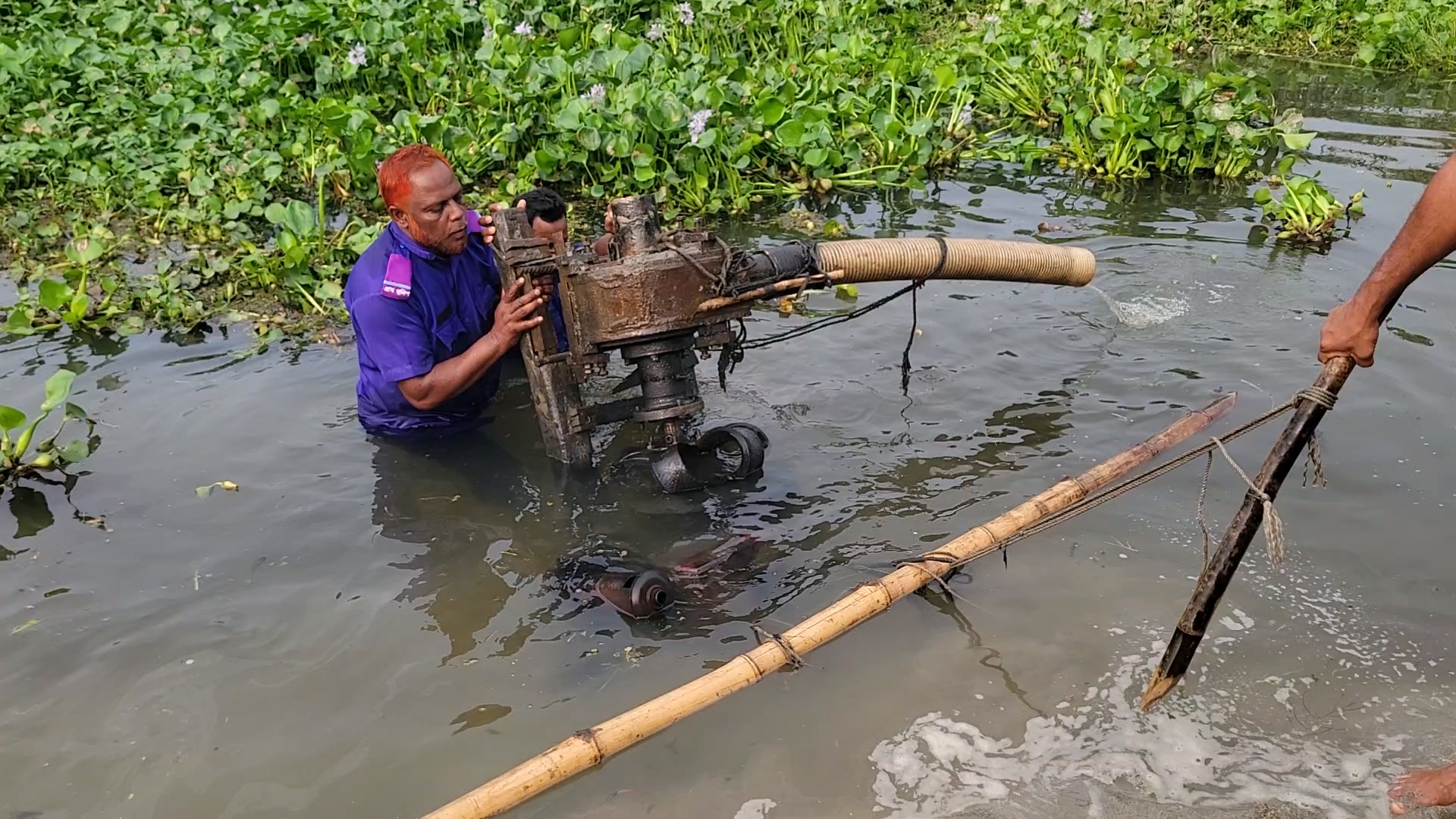 ডোমারে বোমা মেশিনে বালু উত্তোলন, মেশিন জব্দ ও পাইপ ধ্বংস