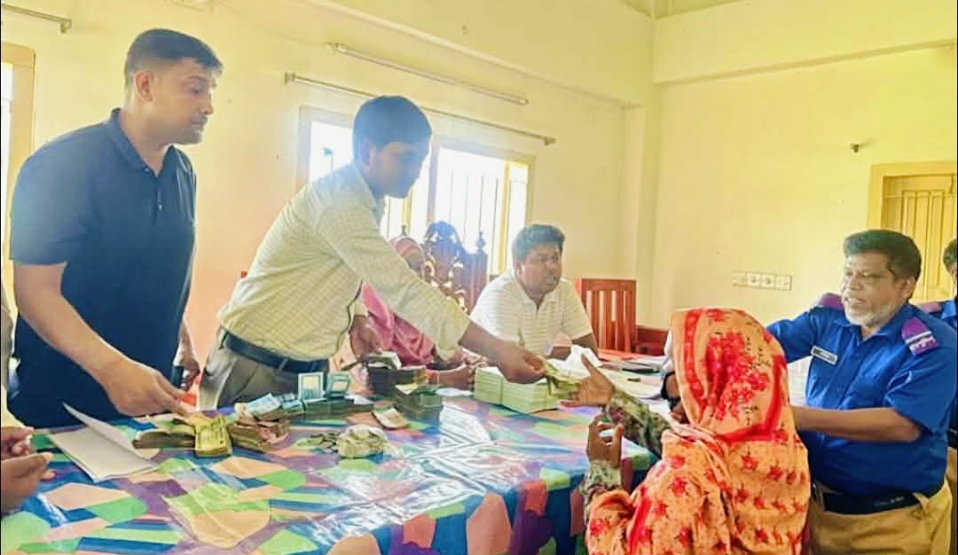 চাল আত্মসাতের দায়ে জরিমানা: ২৪৭ নারীকে দ্বিগুণ অর্থ ফেরত দিলেন ইউপি চেয়ারম্যান