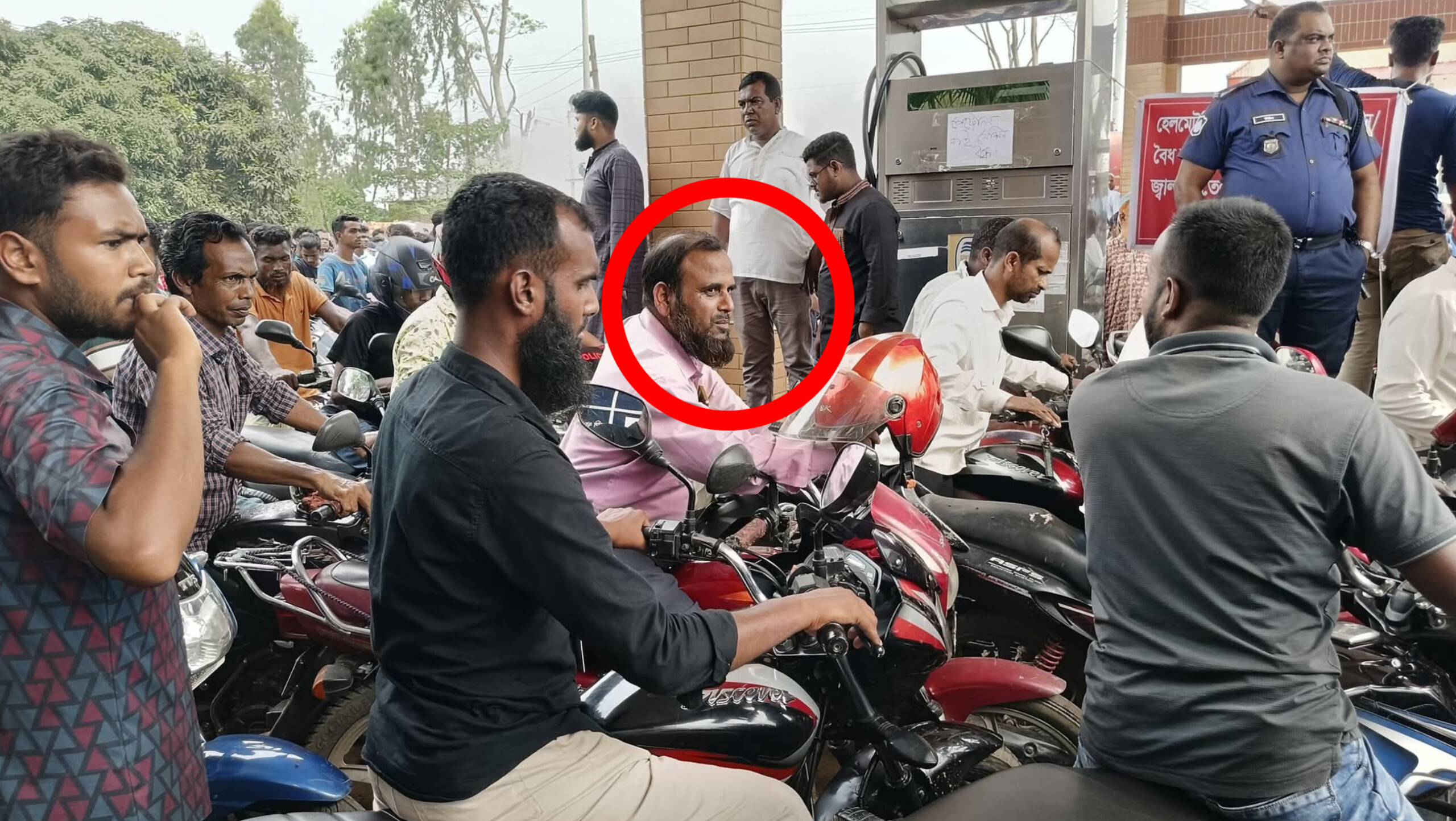 নালিতাবাড়ীতে তেল নিতে ব্যস্ত ট্যাগ অফিসার, ভোগান্তিতে বাইকাররা