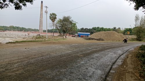 বোয়ালমারী মহাসড়কে ইটভাটার মাটিতে পিচ্ছিল সড়ক, দুর্ঘটনার আশঙ্কা