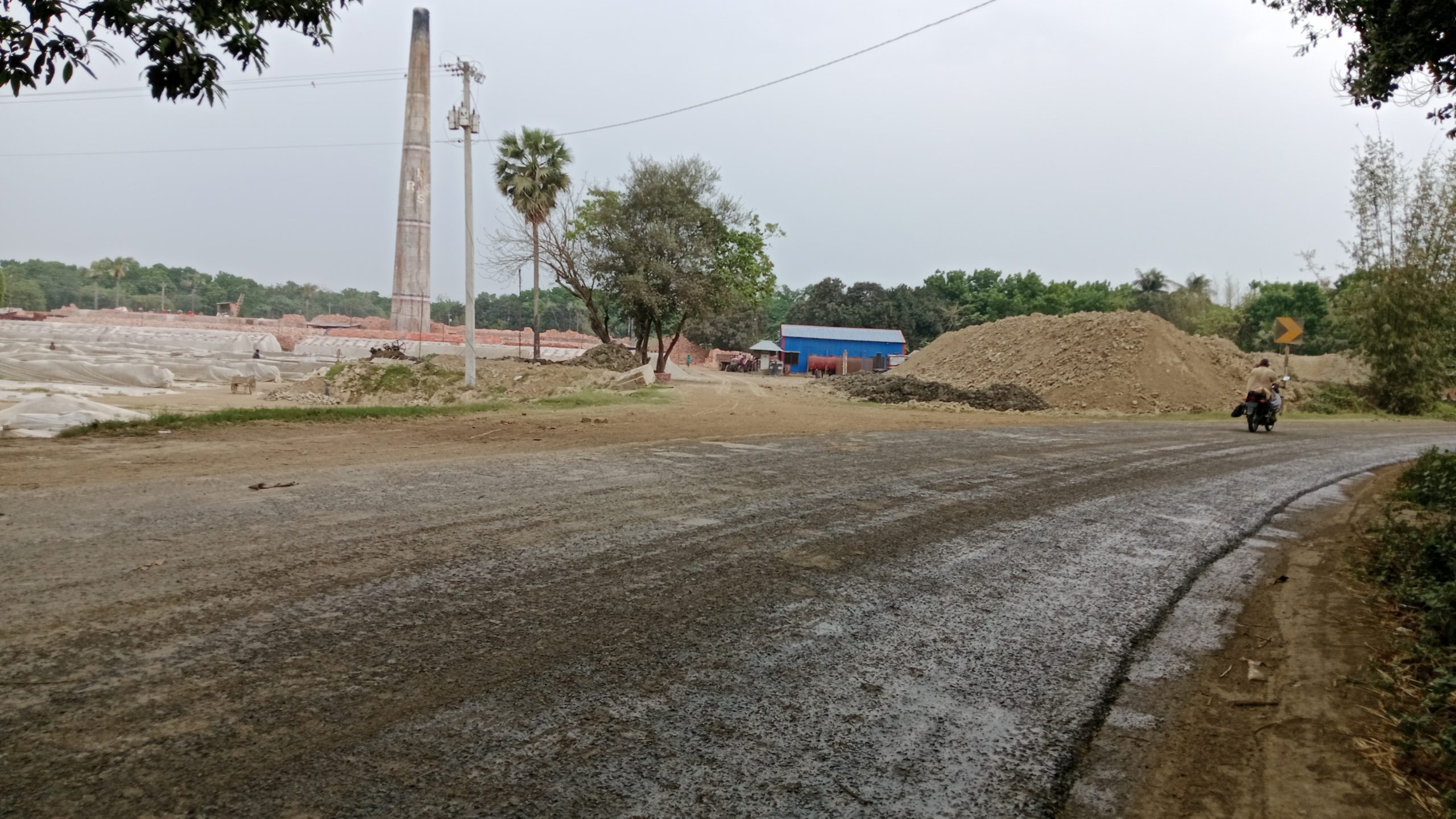 বোয়ালমারী মহাসড়কে ইটভাটার মাটিতে পিচ্ছিল সড়ক, দুর্ঘটনার আশঙ্কা