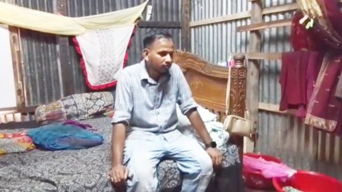 বিয়ের স্বকৃীতির দাবিতে প্রেমিকার বাড়িতে প্রেমিকের অনশন