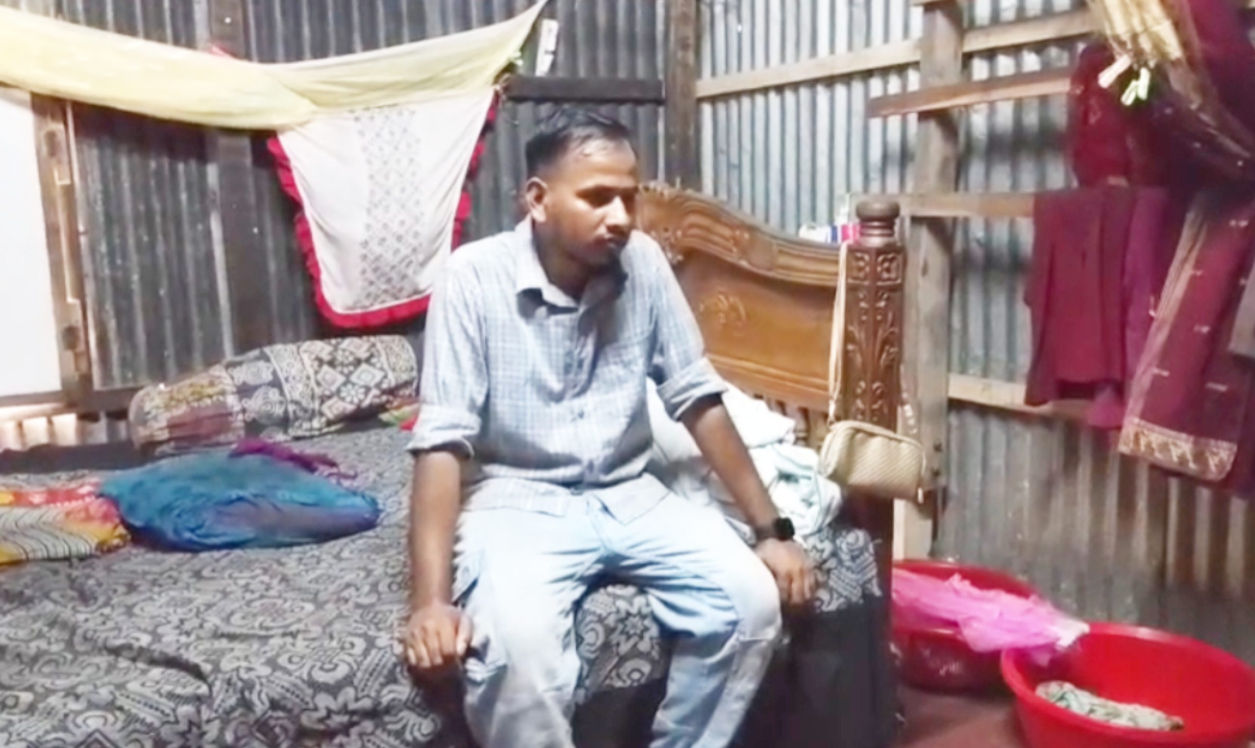 বিয়ের স্বকৃীতির দাবিতে প্রেমিকার বাড়িতে প্রেমিকের অনশন