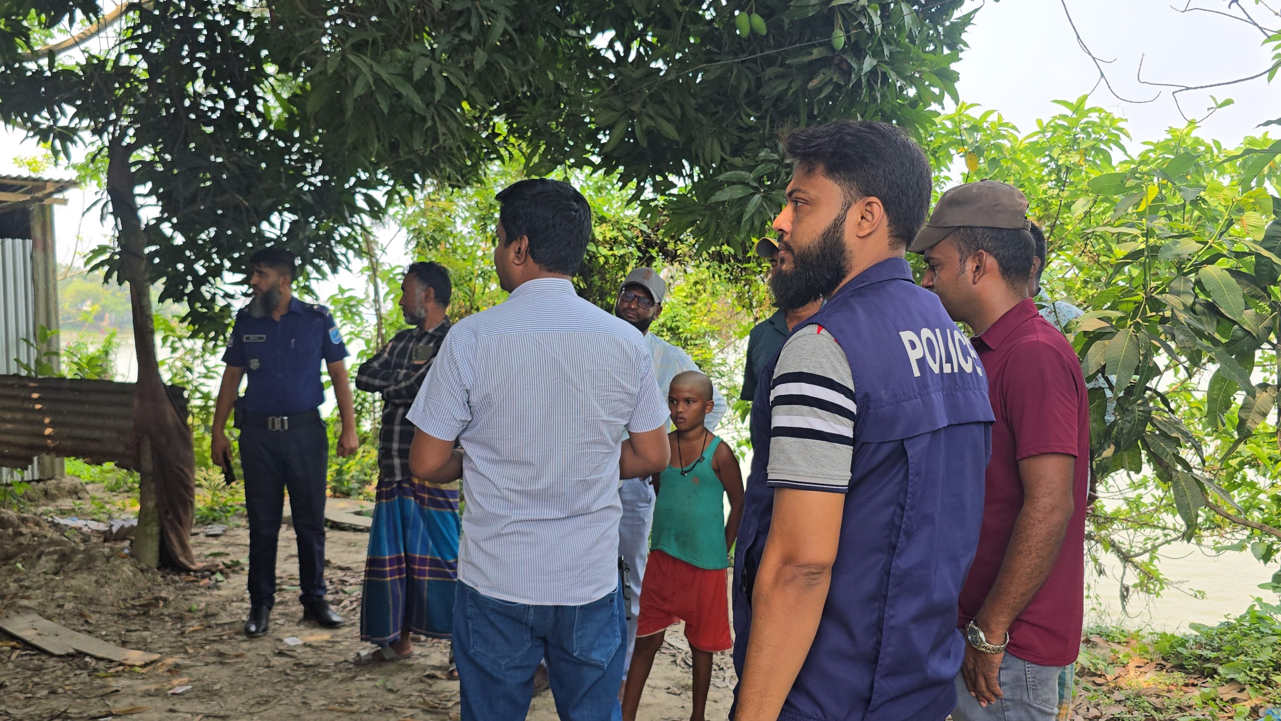 মাদারীপুরের কালকিনিতে বসতঘরে অগ্নিসংযোগ, ভাংচুর ও লুটপাটের অভিযোগ