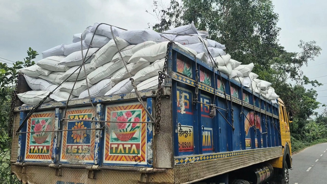 মাদারীপুরে ৪২২ বস্তা সরকারি চাল পাচারের অভিযোগে চাল ভর্তি ট্রাক জব্দ করলো ইউএনও
