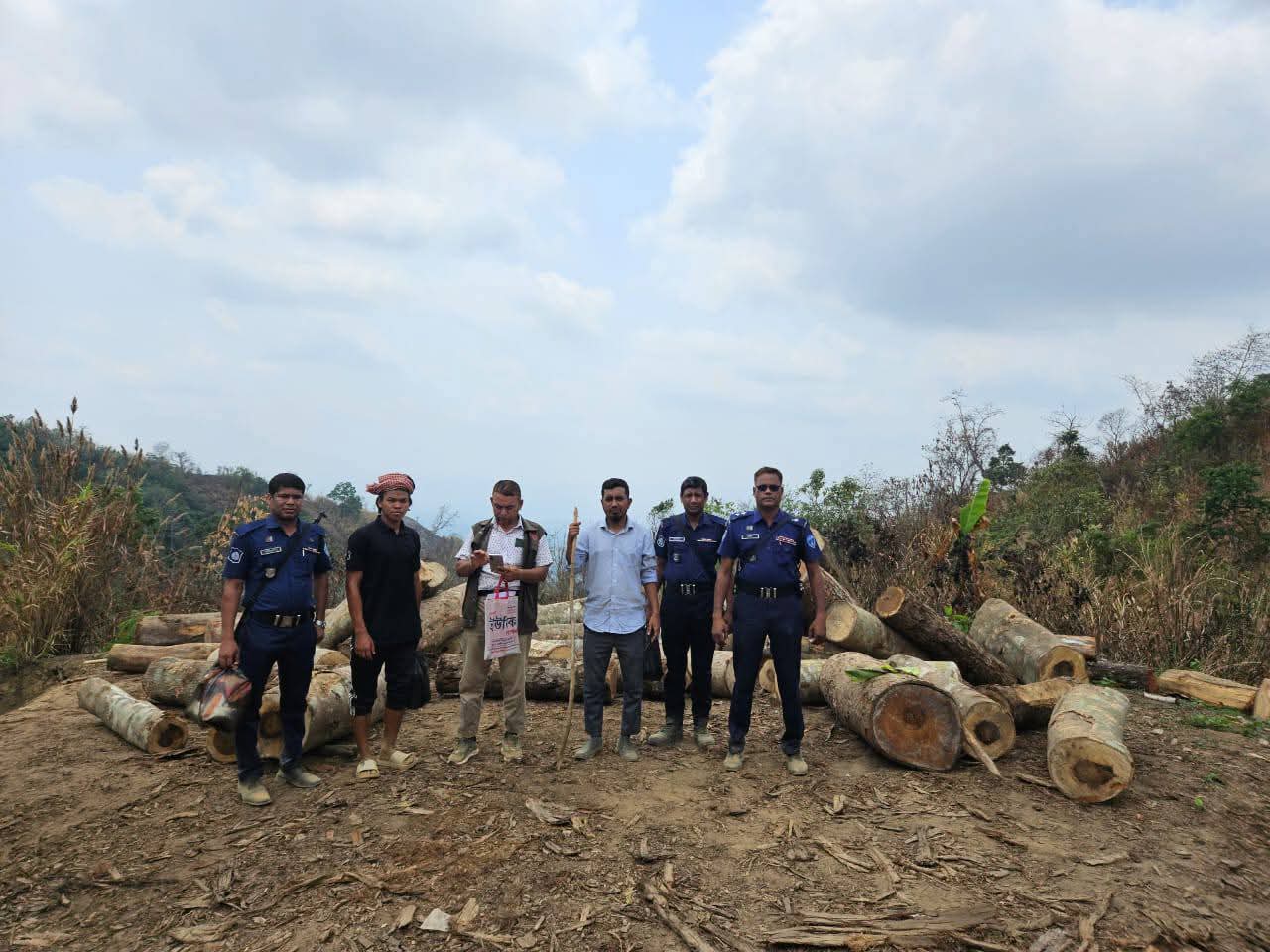 আলীকদম উপজেলার দূর্গম অঞ্চলে হাজার ঘনফুট বনের কাঠ উজাড়, প্রশাসনের অভিযান
