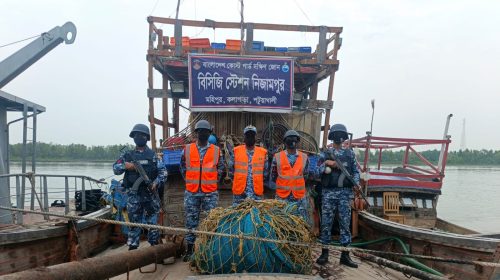 পটুয়াখালীর মহিপুরে অবৈধ বেহুন্দী জালসহ ১টি আর্টিসানাল ট্রলিং বোট জব্দ করেছে কোস্ট গার্ড