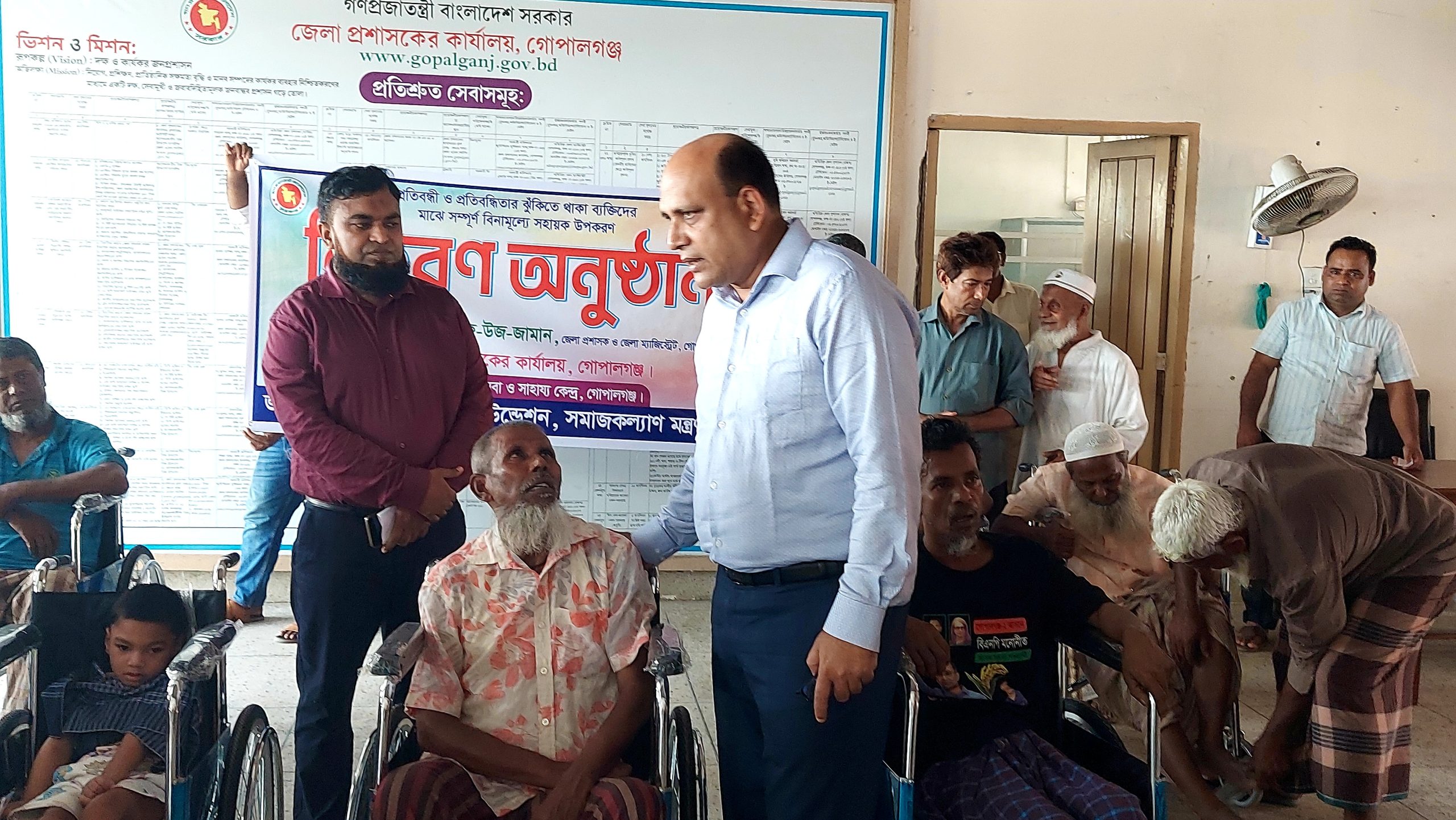 গোপালগঞ্জে প্রতিবন্ধী ও প্রতিবন্ধিতার ঝুঁকিতে থাকা ব্যক্তিদের মাঝে সহায়ক উপকরণ তুলে দিলেন ডিসি মো. আরিফ-উজ-জামান