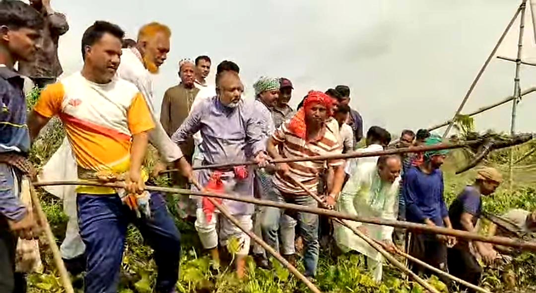 খাল বাঁচলে কৃষক বাঁচবে__ কোটালীপাড়ায় নিজ হাতে খালের কচুরিপানা পরিষ্কার করলেন এমপি এস এম জিলানী