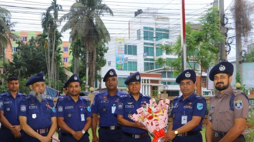 অতিরিক্ত ডিআইজি মোঃ সাইফুজ্জামান ফারুকীকে জেলা পুলিশের পক্ষ থেকে ফুলেল শুভেচ্ছা প্রদান
