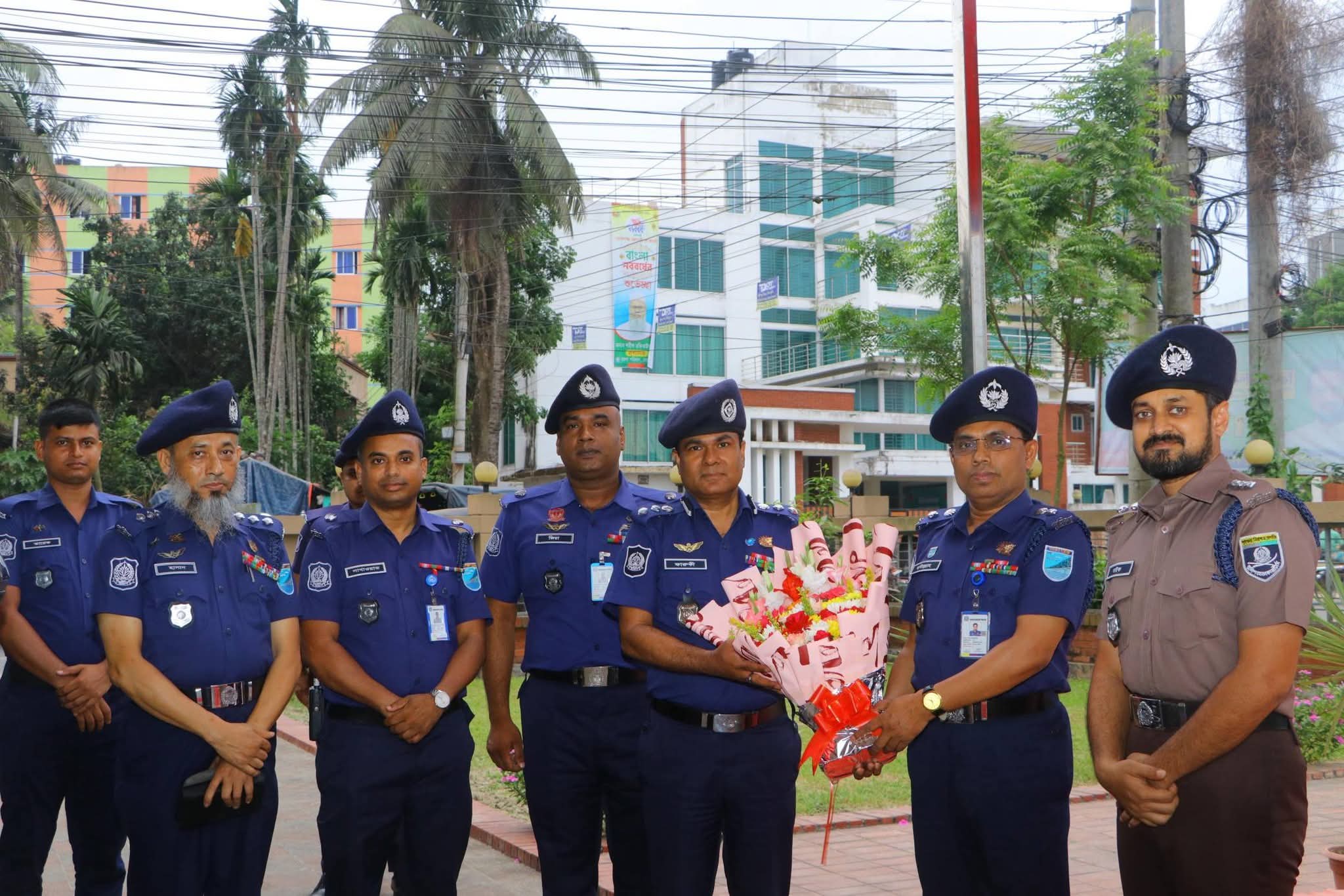 অতিরিক্ত ডিআইজি মোঃ সাইফুজ্জামান ফারুকীকে জেলা পুলিশের পক্ষ থেকে ফুলেল শুভেচ্ছা প্রদান