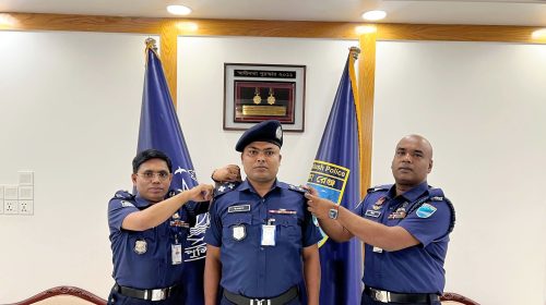 গোপালগঞ্জে পদোন্নতি প্রাপ্ত পুলিশ অফিসারকে র‌্যাংক ব্যাজ পরিয়ে দিলেন পুলিশ সুপার মোঃ হাবিবুল্লাহ
