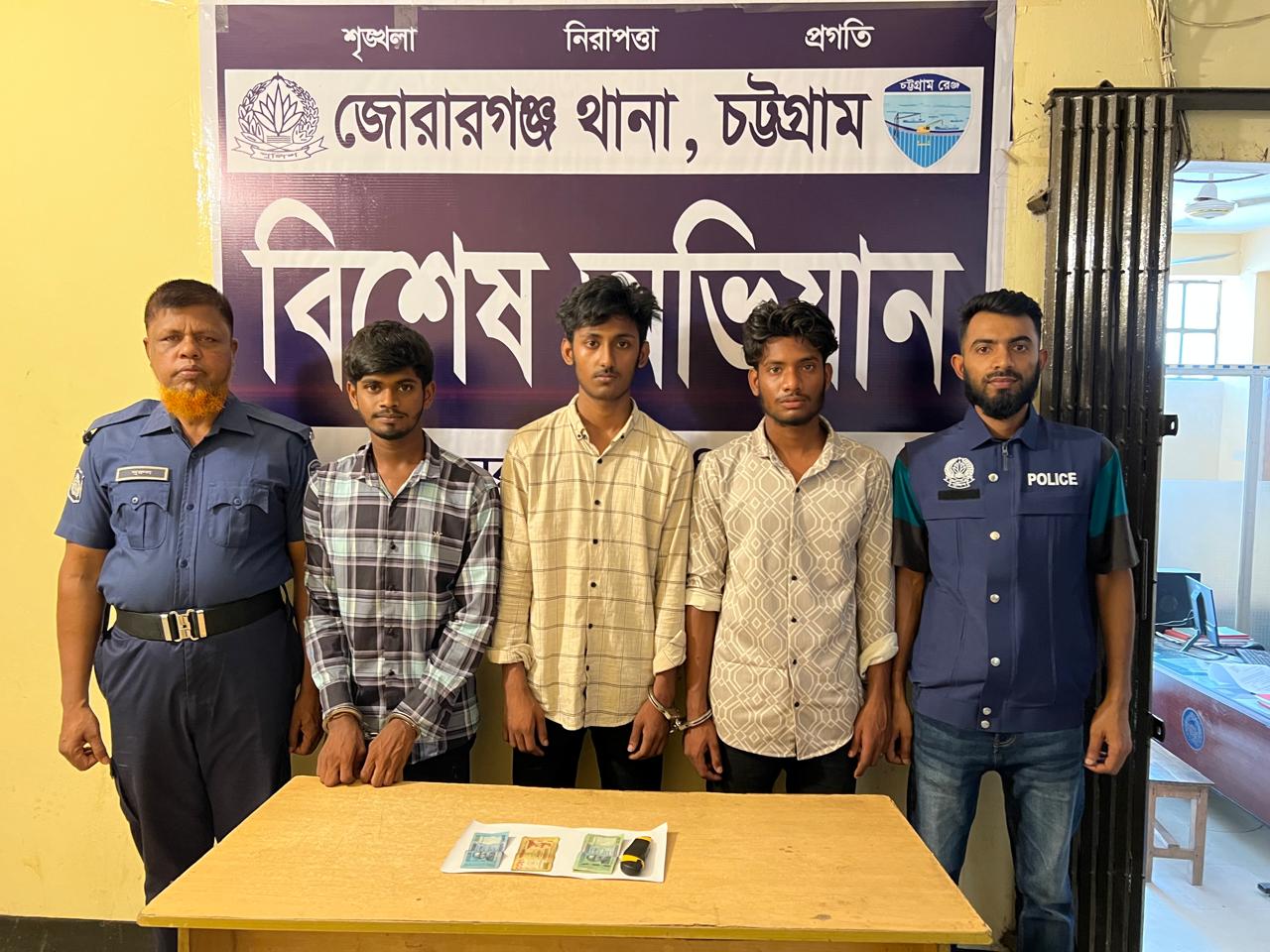জোরারগঞ্জে ছিনতাইয়ের সময় কিশোর গ্যাং এর ৩ সদস্য গ্রেফতার, কাটার ও নগদ টাকা উদ্ধার