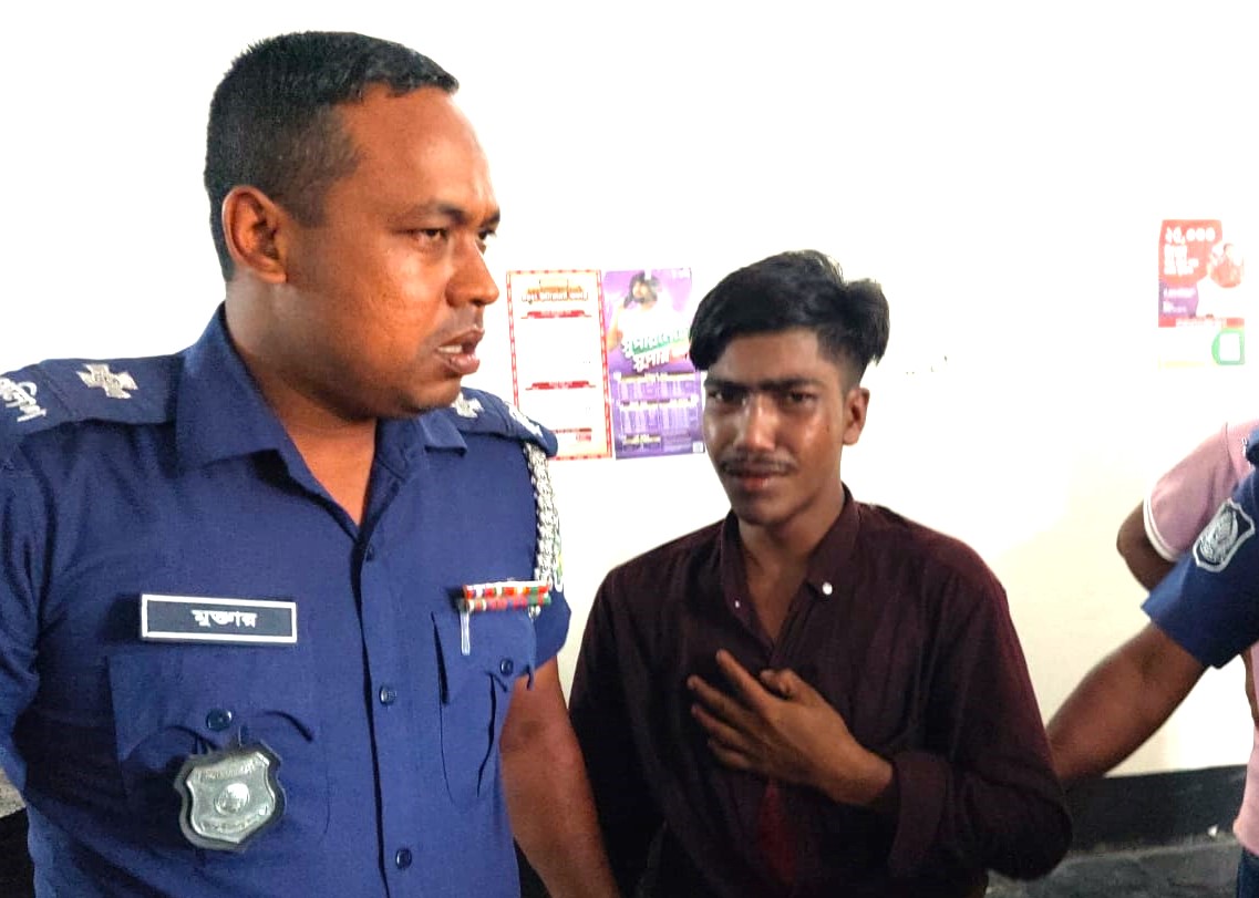 বকশীগঞ্জে অটোরিকশা চুরি করে পালানোর পথে চোর আটক, পুলিশে সোপর্দ