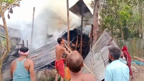 বকশীগঞ্জে বৈদ্যুতিক শর্ট সার্কিটে বৃদ্ধের ঘর ভস্মীভূত, নিঃস্ব পরিবার