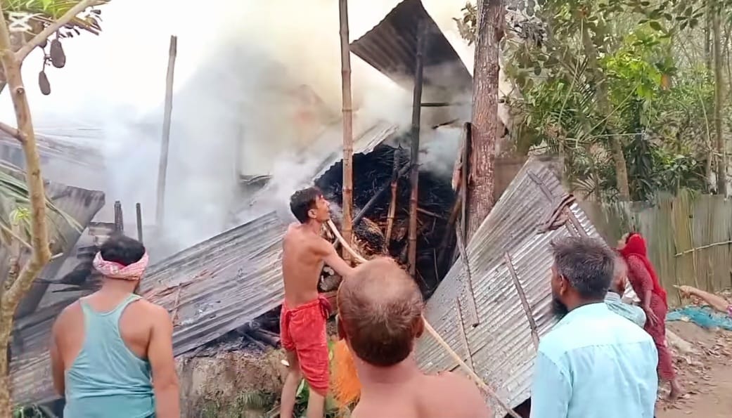 বকশীগঞ্জে বৈদ্যুতিক শর্ট সার্কিটে বৃদ্ধের ঘর ভস্মীভূত, নিঃস্ব পরিবার