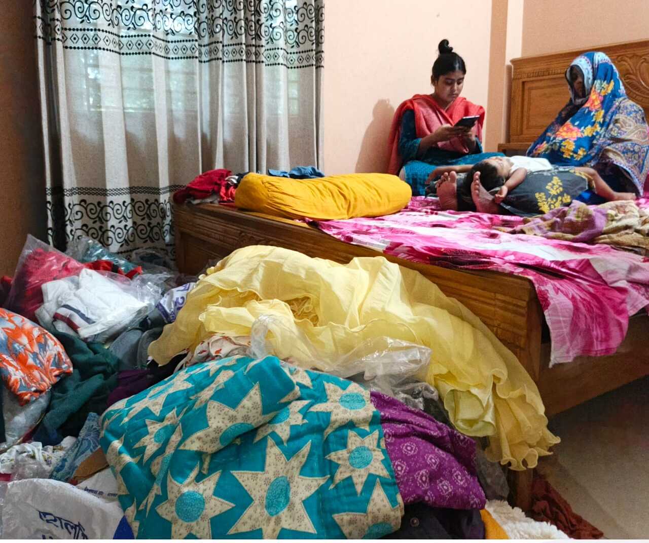 আড়াইহাজারে শিক্ষকের বাড়িতে দুর্ধর্ষ ডাকাতি