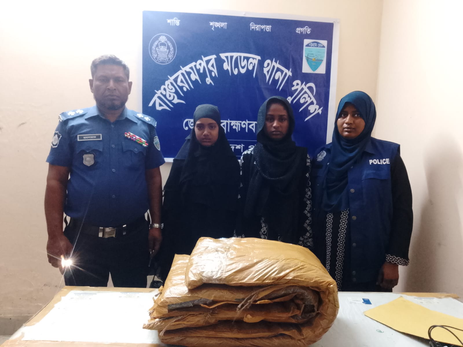 বাঞ্ছারামপুরে ৬ কেজি গাঁজা সহ দুই নারী মাদক কারবারি গ্রেফতার