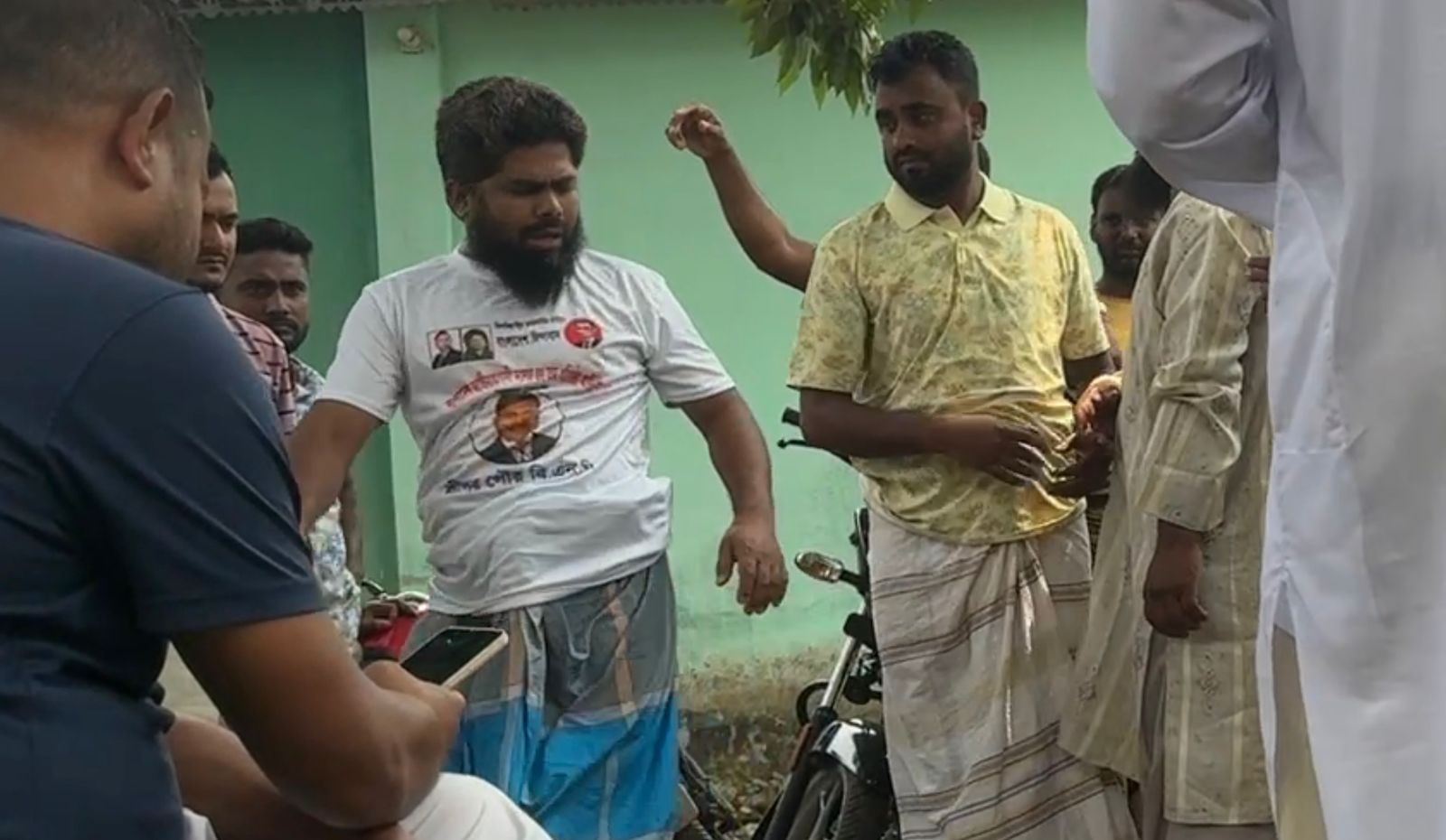 শ্রীপুরে অবৈধভাবে রাস্তা নির্মাণে বাঁধা ও হামলার অভিযোগ