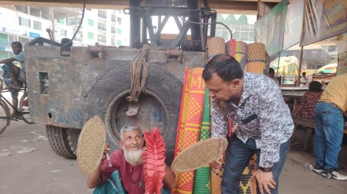 শ্রীপুরে তীব্র গরম ও লোডশেডিংয়ে হাতপাখার চাহিদা বেড়েছে