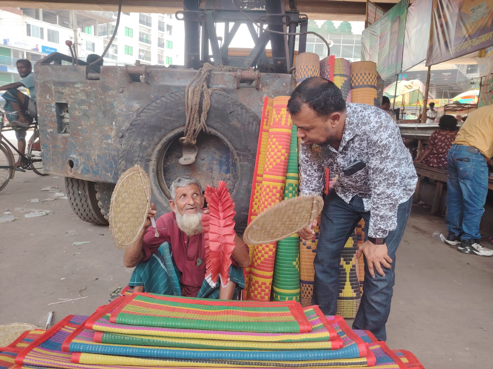 শ্রীপুরে তীব্র গরম ও লোডশেডিংয়ে হাতপাখার চাহিদা বেড়েছে