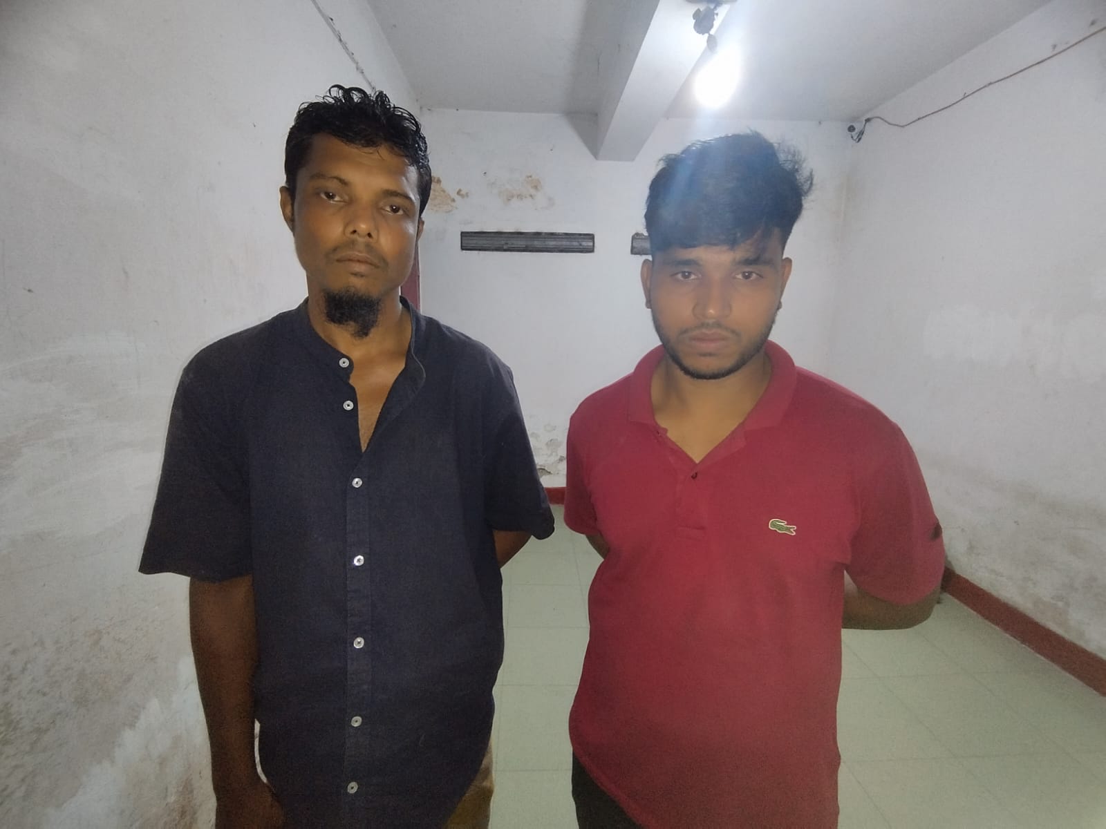 বোয়ালখালীতে অটোরিকশায় মদ পাচার: বস্তাভর্তি চোলাই মদসহ আটক দুই