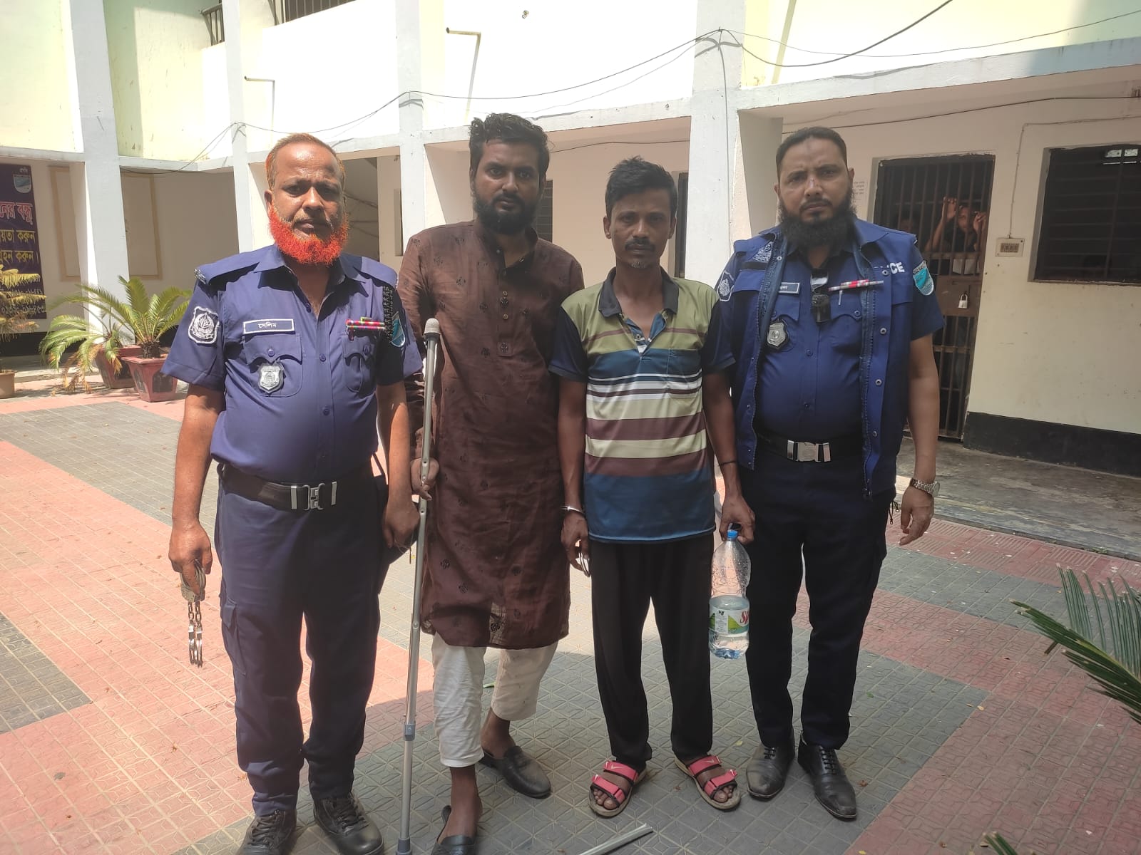 মাদারীপুরে ট্রাকচালকের হাত-পা বেঁধে ১৪ হাজার লিটার তেল লুট, গ্রেপ্তার ২