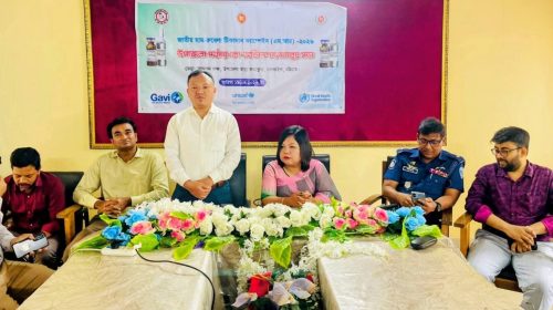 চন্দনাইশ (চট্টগ্রাম) প্রতিনিধিঃ চট্টগ্রামের চন্দনাইশে 'জাতীয় হাম-রুবেলা টিকাদান ক্যাম্পেইন (এম.আর) ২০২৬’ সফলভাবে বাস্তবায়নের লক্ষ্যে বিশেষ টিকাদান সমন্বয় সভা অনুষ্ঠিত হয়েছে। রোববার (১৯ এপ্রিল) সকালে চন্দনাইশ উপজেলা স্বাস্থ্য কমপ্লেক্সের সম্মেলন কক্ষে উপজেলা স্বাস্থ্য ও পরিবার পরিকল্পনা কর্মকর্তা ডা. রশ্মি চাকমার সভাপতিত্বে এই সভা অনুষ্ঠিত হয়। এতে প্রধান অতিথি ছিলেন উপজেলা সহকারী কমিশনার (ভূমি) ও দোহাজারী পৌরসভার প্রশাসক ঝন্টু বিকাশ চাকমা। প্রধান অতিথির বক্তব্যে তিনি বলেন, শিশুদের সুস্থতা ও নিরাপত্তা নিশ্চিত করতে টিকাদান কর্মসূচিকে সর্বোচ্চ গুরুত্ব দিতে হবে। এ ক্ষেত্রে প্রশাসন, স্বাস্থ্য বিভাগ, সাংবাদিক, শিক্ষক, সমাজ-কর্মী সহ সংশ্লিষ্ট সকলের সমন্বিত উদ্যোগ অপরিহার্য। মেডিকেল অফিসার (রোগ নিয়ন্ত্রণ) ডা. দীপন দেবনাথের সঞ্চালনায় বক্তব্য রাখেন চন্দনাইশ থানার অফিসার ইনচার্জ মো. ইলিয়াছ খান পিপিএম, সমাজ সেবা কর্মকর্তা রাসেল চৌধুরী, পরিবার পরিকল্পনা কর্মকর্তা সুমিত ভট্টাচার্য। উপস্থিত ছিলেন স্বাস্থ্য পরিদর্শক তরুণ কুমার, ইপিআই মোহাম্মদ আলী, পরিসংখ্যানবিদ মোঃ আহসান হাবিব প্রমুখ। সভায় জানানো হয়, দেশের বিভিন্ন স্থানে হামের প্রাদুর্ভাব বৃদ্ধি পাওয়ায় সোমবার (২০ এপ্রিল) থেকে দেশব্যাপী বিশেষ টিকাদান কর্মসূচি শুরু হচ্ছে। এর অংশ হিসেবে চন্দনাইশে ৪৩৮ টি টিকাদান কেন্দ্রে তিন সপ্তাহব্যাপী (১১ কর্মদিবস) কার্যক্রম পরিচালিত হবে। এতে ৬ মাস থেকে ৫ বছর বয়সী প্রায় ৩২ হাজার ২০০ শিশুকে হামের বিশেষ টিকা প্রদান করা হবে। ৬ মাস থেকে ৫ বছর বয়সী সকল শিশুকে নিকটস্থ টিকাদান কেন্দ্রে নিয়ে গিয়ে নির্ধারিত সময়সূচি অনুযায়ী টিকা গ্রহণের জন্য অভিভাবকদের প্রতি আহ্বান জানানো হয়। একই সঙ্গে গুজব ও অপপ্রচার রোধে সচেতনতা বৃদ্ধি এবং সঠিক তথ্য প্রচারে গণমাধ্যমের সক্রিয় ভূমিকার ওপর গুরুত্বারোপ করা হয়। বক্তারা বলেন, জাতীয় থেকে স্থানীয় পর্যায় পর্যন্ত সমন্বিত উদ্যোগ এবং শিক্ষক, ধর্মীয় নেতা ও কমিউনিটির অংশগ্রহণ নিশ্চিত করা গেলে এ কর্মসূচি সফলভাবে বাস্তবায়ন সম্ভব হবে। পাশাপাশি পারস্পরিক যোগাযোগের মাধ্যমে টিকাদান বার্তা ছড়িয়ে দিয়ে শতভাগ শিশুদের আওতায় আনার ওপর জোর দেওয়া হয়।