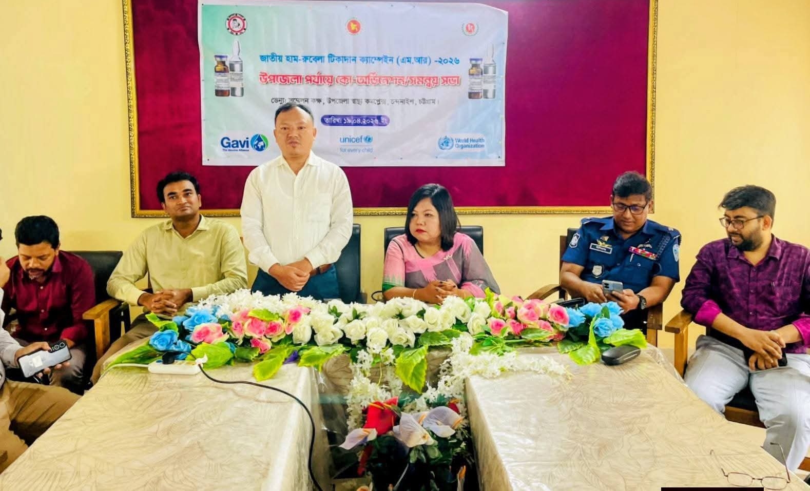 চন্দনাইশ (চট্টগ্রাম) প্রতিনিধিঃ চট্টগ্রামের চন্দনাইশে 'জাতীয় হাম-রুবেলা টিকাদান ক্যাম্পেইন (এম.আর) ২০২৬’ সফলভাবে বাস্তবায়নের লক্ষ্যে বিশেষ টিকাদান সমন্বয় সভা অনুষ্ঠিত হয়েছে। রোববার (১৯ এপ্রিল) সকালে চন্দনাইশ উপজেলা স্বাস্থ্য কমপ্লেক্সের সম্মেলন কক্ষে উপজেলা স্বাস্থ্য ও পরিবার পরিকল্পনা কর্মকর্তা ডা. রশ্মি চাকমার সভাপতিত্বে এই সভা অনুষ্ঠিত হয়। এতে প্রধান অতিথি ছিলেন উপজেলা সহকারী কমিশনার (ভূমি) ও দোহাজারী পৌরসভার প্রশাসক ঝন্টু বিকাশ চাকমা। প্রধান অতিথির বক্তব্যে তিনি বলেন, শিশুদের সুস্থতা ও নিরাপত্তা নিশ্চিত করতে টিকাদান কর্মসূচিকে সর্বোচ্চ গুরুত্ব দিতে হবে। এ ক্ষেত্রে প্রশাসন, স্বাস্থ্য বিভাগ, সাংবাদিক, শিক্ষক, সমাজ-কর্মী সহ সংশ্লিষ্ট সকলের সমন্বিত উদ্যোগ অপরিহার্য। মেডিকেল অফিসার (রোগ নিয়ন্ত্রণ) ডা. দীপন দেবনাথের সঞ্চালনায় বক্তব্য রাখেন চন্দনাইশ থানার অফিসার ইনচার্জ মো. ইলিয়াছ খান পিপিএম, সমাজ সেবা কর্মকর্তা রাসেল চৌধুরী, পরিবার পরিকল্পনা কর্মকর্তা সুমিত ভট্টাচার্য। উপস্থিত ছিলেন স্বাস্থ্য পরিদর্শক তরুণ কুমার, ইপিআই মোহাম্মদ আলী, পরিসংখ্যানবিদ মোঃ আহসান হাবিব প্রমুখ। সভায় জানানো হয়, দেশের বিভিন্ন স্থানে হামের প্রাদুর্ভাব বৃদ্ধি পাওয়ায় সোমবার (২০ এপ্রিল) থেকে দেশব্যাপী বিশেষ টিকাদান কর্মসূচি শুরু হচ্ছে। এর অংশ হিসেবে চন্দনাইশে ৪৩৮ টি টিকাদান কেন্দ্রে তিন সপ্তাহব্যাপী (১১ কর্মদিবস) কার্যক্রম পরিচালিত হবে। এতে ৬ মাস থেকে ৫ বছর বয়সী প্রায় ৩২ হাজার ২০০ শিশুকে হামের বিশেষ টিকা প্রদান করা হবে। ৬ মাস থেকে ৫ বছর বয়সী সকল শিশুকে নিকটস্থ টিকাদান কেন্দ্রে নিয়ে গিয়ে নির্ধারিত সময়সূচি অনুযায়ী টিকা গ্রহণের জন্য অভিভাবকদের প্রতি আহ্বান জানানো হয়। একই সঙ্গে গুজব ও অপপ্রচার রোধে সচেতনতা বৃদ্ধি এবং সঠিক তথ্য প্রচারে গণমাধ্যমের সক্রিয় ভূমিকার ওপর গুরুত্বারোপ করা হয়। বক্তারা বলেন, জাতীয় থেকে স্থানীয় পর্যায় পর্যন্ত সমন্বিত উদ্যোগ এবং শিক্ষক, ধর্মীয় নেতা ও কমিউনিটির অংশগ্রহণ নিশ্চিত করা গেলে এ কর্মসূচি সফলভাবে বাস্তবায়ন সম্ভব হবে। পাশাপাশি পারস্পরিক যোগাযোগের মাধ্যমে টিকাদান বার্তা ছড়িয়ে দিয়ে শতভাগ শিশুদের আওতায় আনার ওপর জোর দেওয়া হয়।