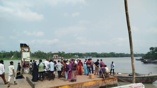 দুমকীতে ফেরি থেকে নদীতে পরে এক বৃদ্ধ নিখোঁজ