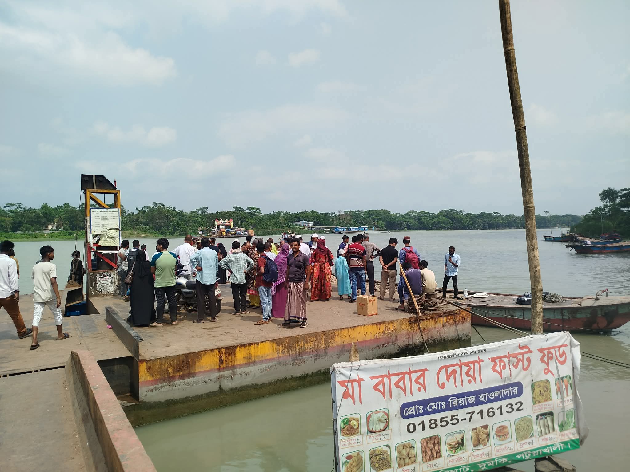 দুমকীতে ফেরি থেকে নদীতে পরে এক বৃদ্ধ নিখোঁজ