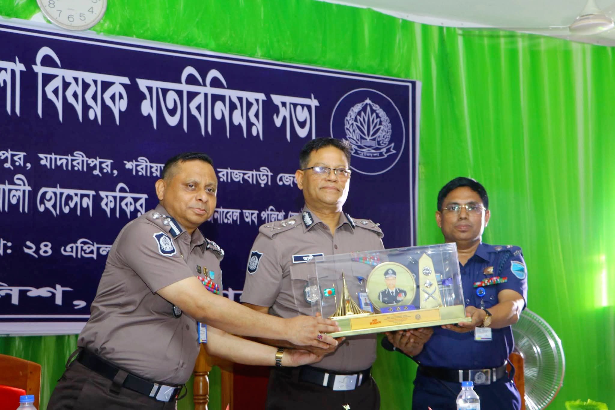 গোপালগঞ্জ জেলা সফর ও আইন-শৃঙ্খলা বিষয়ক বিশেষ মতবিনিময় সভায় অংশ নিলেন আইজিপি মোঃ আলী হোসেন