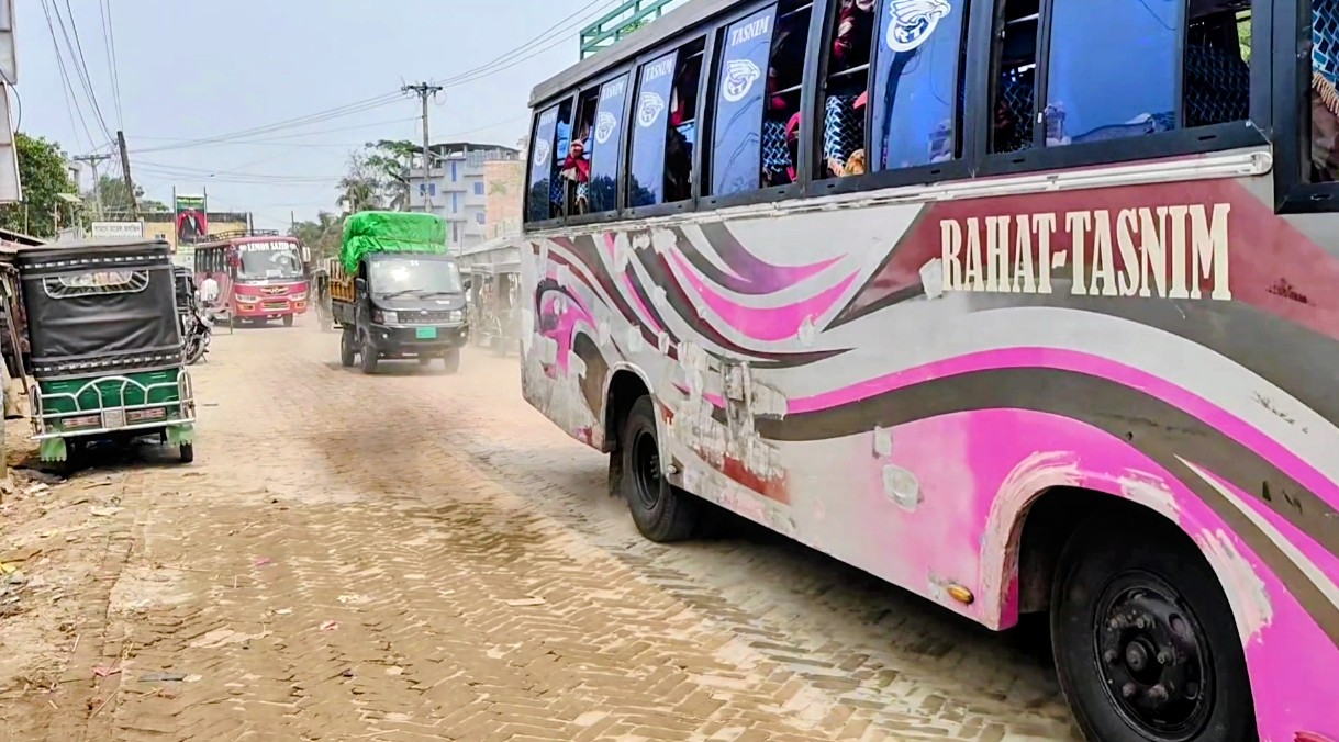 মোরেলগঞ্জে মহাসড়কের রাস্তায় কার্পেটিংয়ের পরিবর্তে ইট,দায়সারা সংস্কারকাজ বলছেন ক্ষুব্ধ এলাকাবাসী