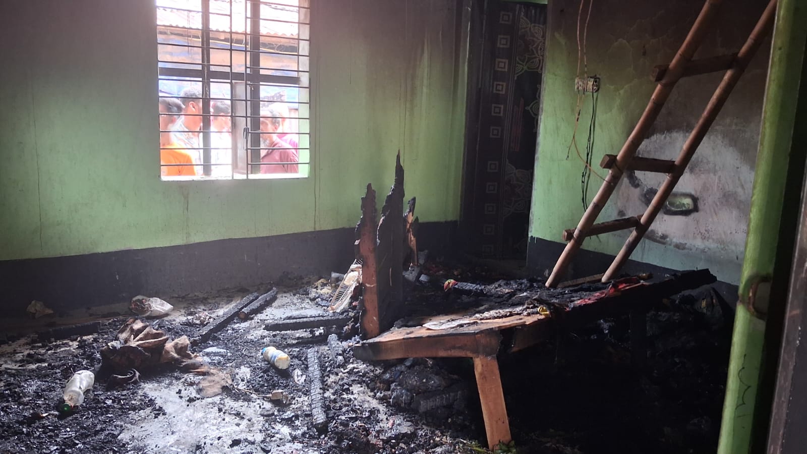 শ্রীপুরে অগ্নিকাণ্ডে ১৮টি ঘর পুড়ে ছাই, প্রায় ৮০ লাখ টাকার ক্ষতি