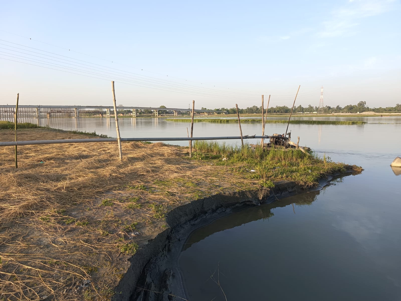 ভূরুঙ্গামারতেী দুধকুমার নদে ড্রেজার মেশিনে অবৈধভাবে বালু উত্তোলন