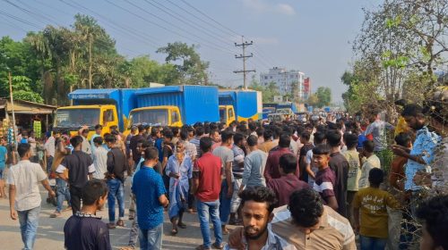 শ্রীপুরে কাভার্ড ভ্যান চালককে পুলিশের মারধর, প্রতিবাদে মহাসড়ক চার ঘন্টা অবরোধ